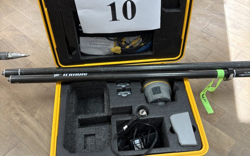 Lot 10- GPS R10 avec accessoires , batterie , chargeur et jalon