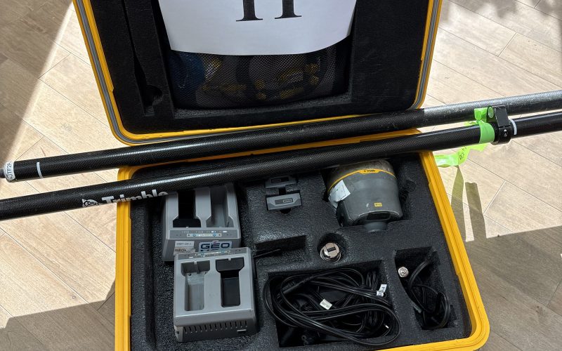 Lot 11- GPS R10 avec accessoires , batterie , chargeur et jalon