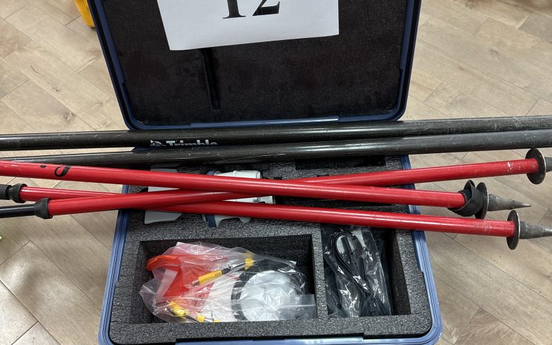 Lot 12- Gps Spectra SP100 avec accessoires , batterie, chargeur , jalons