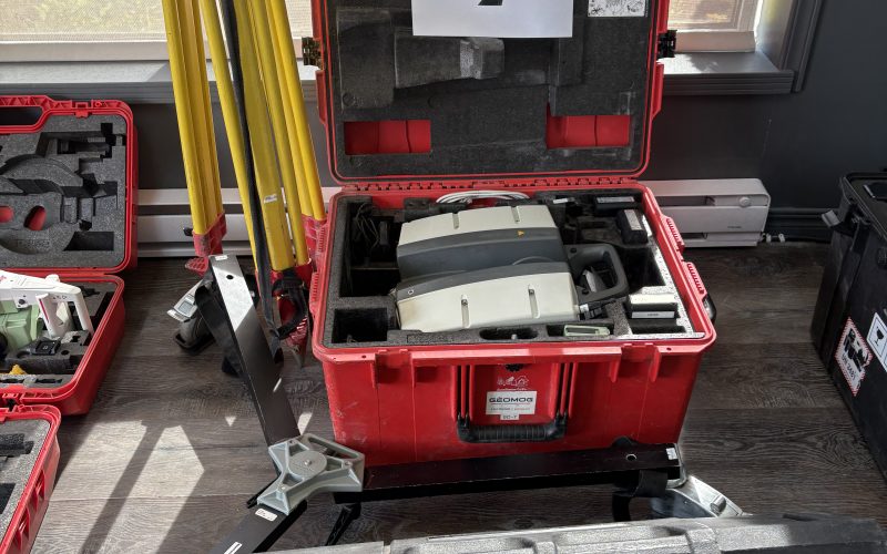 Lot 2- Leica P50 avec batterie , accessoires, trépied , support a roulette et bac de transport