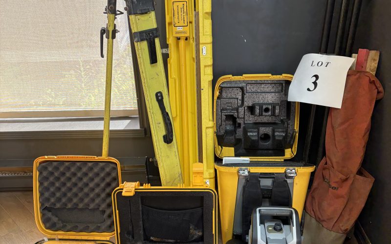 Lot 3- Trimble S7 , carnet électronique  TSC7 , prisme MT1000 , GPS R12I avec chargeur , batterie , trépieds, jalons , et sac de piquets, détecteur a métal
