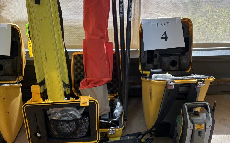 Lot 4- Trimble S7 , carnet électronique  TSC7 , prisme MT1000 , GPS R12I avec chargeur , batterie , trépieds, jalons , et sac de piquets