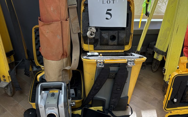 Lot 5- Trimble S7, clavier TSC7 , prisme MT100 , chargeur , batterie, jalon , trépied , sac